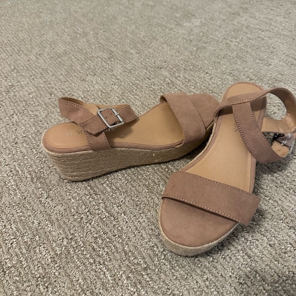 Nude woven bottom platform sandals, size 7 - Picture 2 of 3